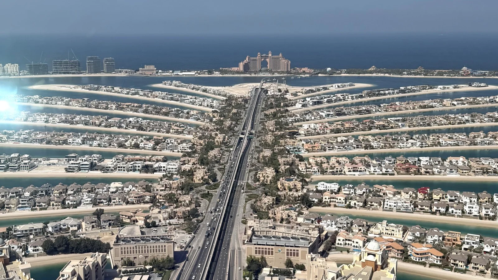 イラン攻撃　ドバイ空港が爆撃され出国できない邦人による記録